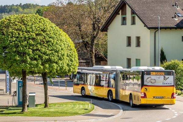 Postauto bei der Haltestelle Dort in Staffeln