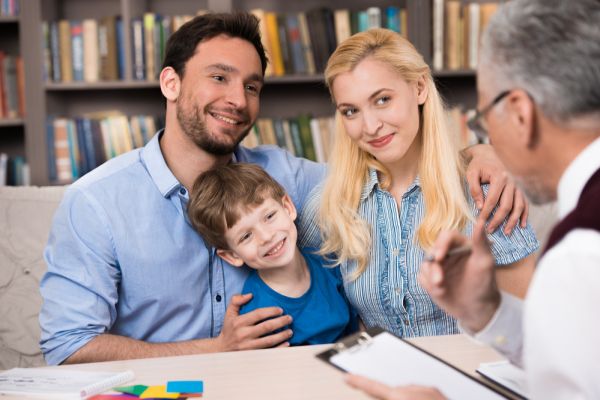 Familie sitzt bei einem Berater