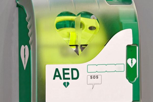 AED Gerät (Defibrillator)