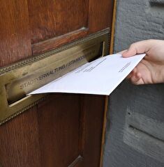 Einlage Stimmkuvert in Briefkasten