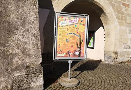 Plakatständer vor dem Spittelturm