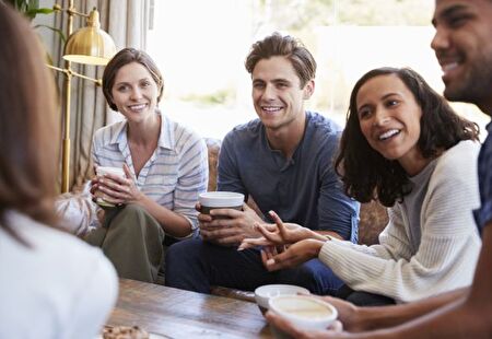 Gespräch an einem Tisch