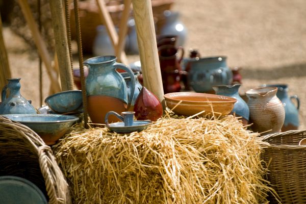 Gefässe aus dem Mittelalter auf einem Strohballen