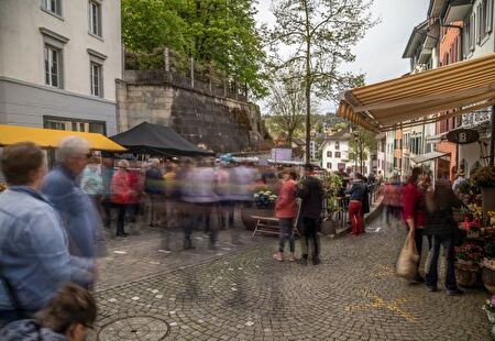 Blick in die Gasse am Bogen während dem Markt