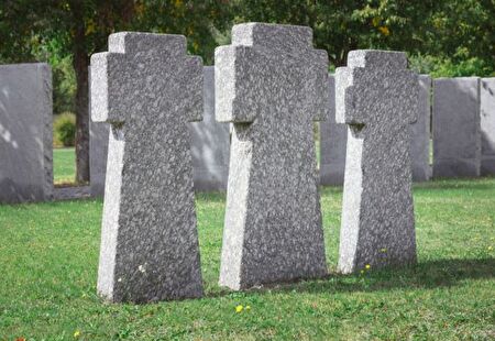 Grabsteine auf einem Friedhof