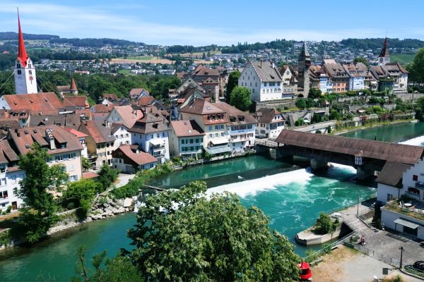 Luftbild mit Blick auf die Altstadt von Bremgarten von der Reussseite her