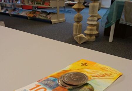 Geldstapel in der Bibliothek