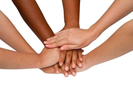 Hände, die zusammenhalten