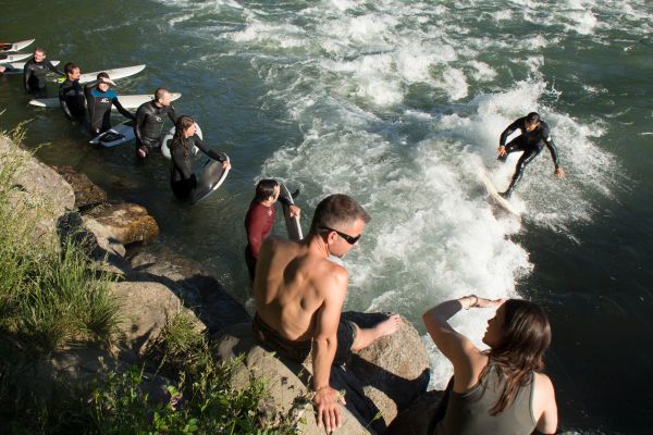 Surfer bei der Welle in Bremgarten