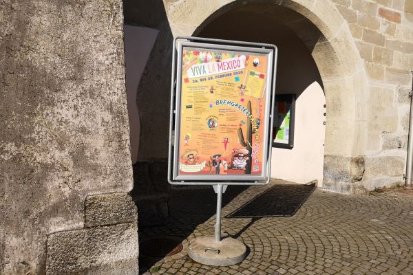 Plakatständer vor dem Spittelturm