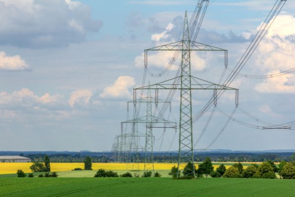 Strommasten in der Landschaft