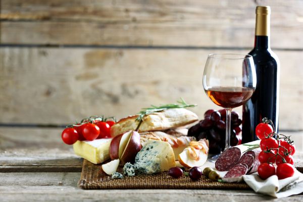 Käse- und Fleischplatte mit einem Glas Rotwein