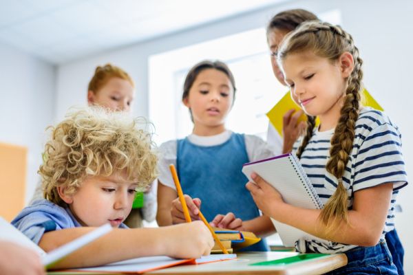 Kinder am Basteln, die betreut werden