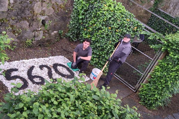 Lernender Hausdienst an der Arbeit in der Grünanlage