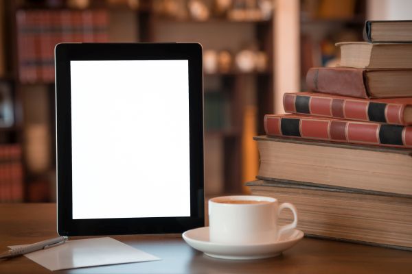 eBook Lesegerät mit Kaffee und Büchern