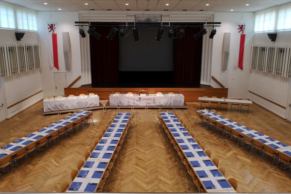Blick ins Casino mit Bestuhlung der Ortsbürgergemeindeversammlung