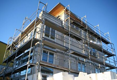 Einfamilienhaus im Rohbau mit Baugerüst