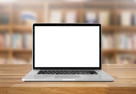 Laptop vor einem Büchergestell