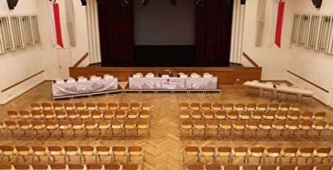Blick ins Casino mit Bestuhlung der Gemeindeversammlung