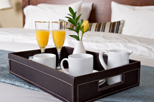 Frühstück auf einem Bett im Hotelzimmer