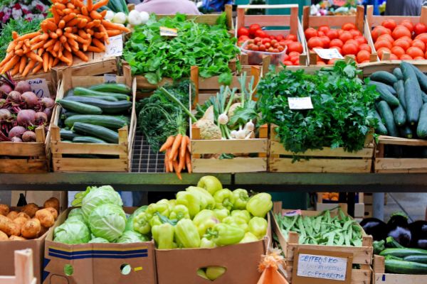 Gemüse- und Früchteauslage an einem Markt
