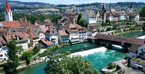 Luftbild mit Blick auf die Altstadt von Bremgarten von der Reussseite her