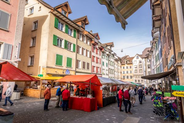 Markt in der Altstadt von Bremgarten