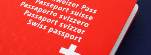 Hülle eines Schweizer Passes (rot, mit weissem Schriftzug)