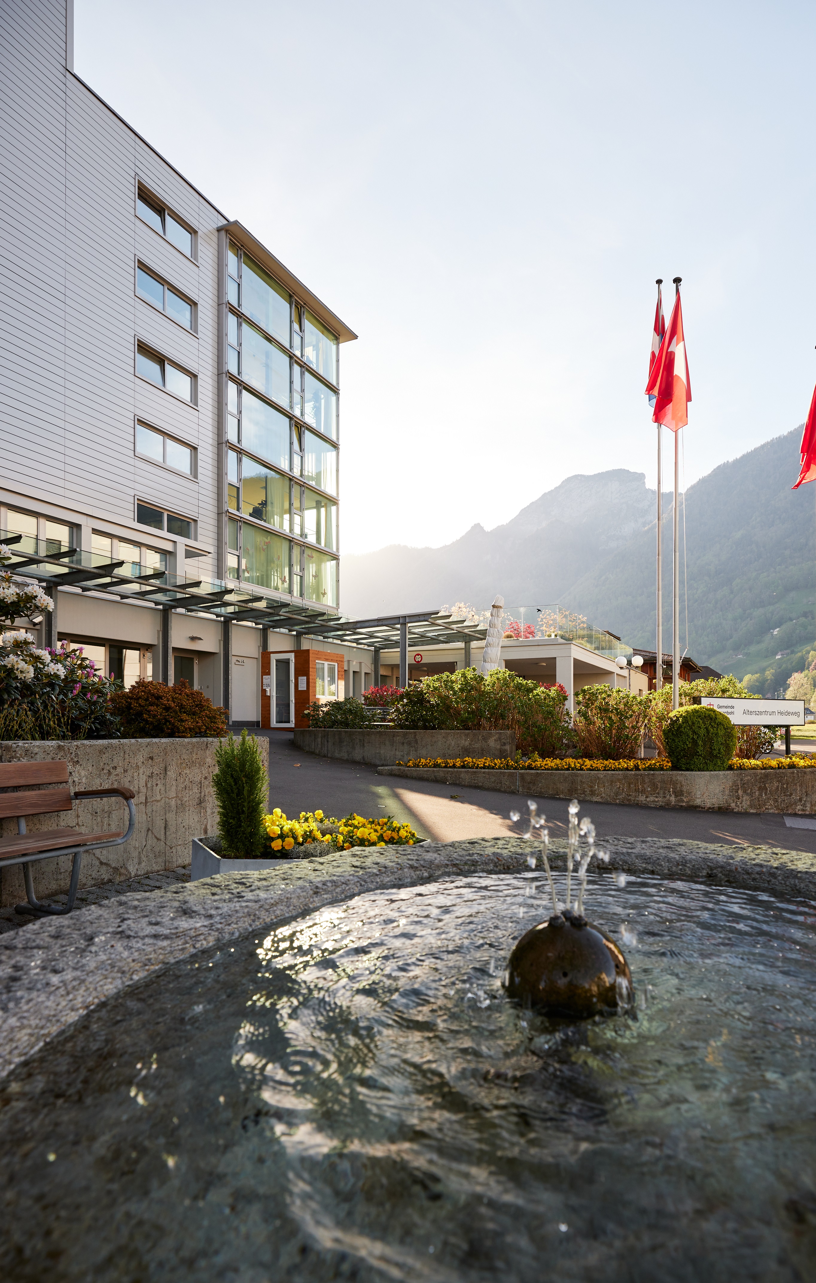Aussenbereich mit kleinem Springbrunnen beim Haupteingang
