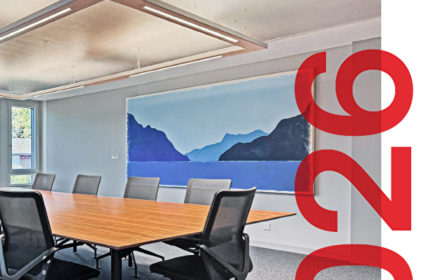 Sitzungsraum mit Bild