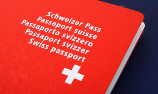 Hülle eines Schweizer Passes (rot, mit weissem Schriftzug)