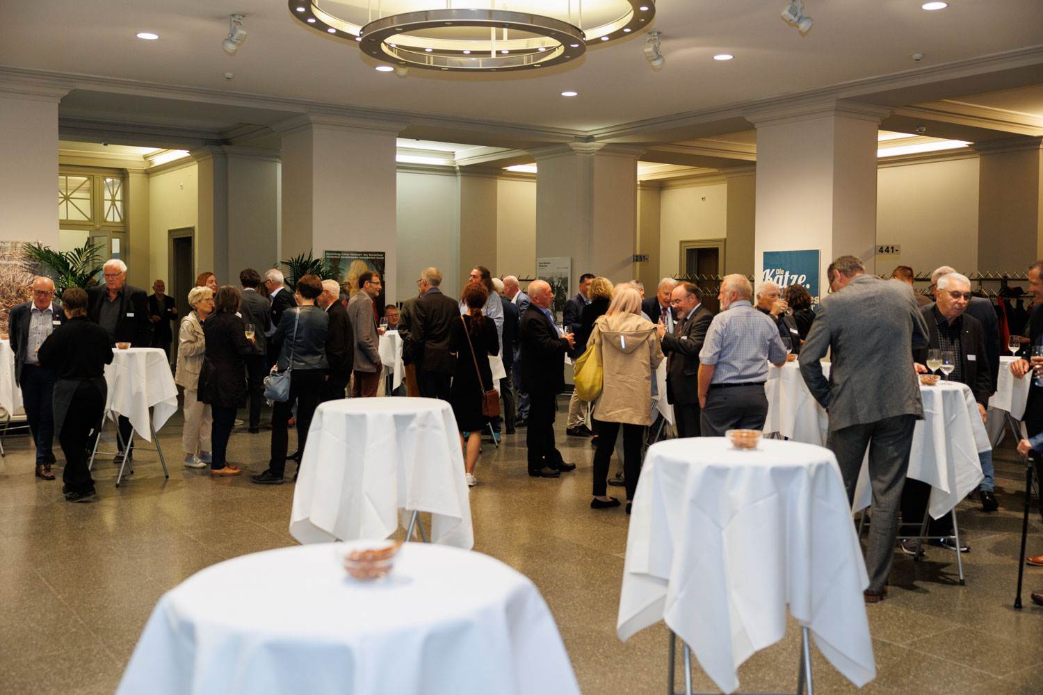 Das Stadthaus Foyer füllt sich allmählich mit Gästen