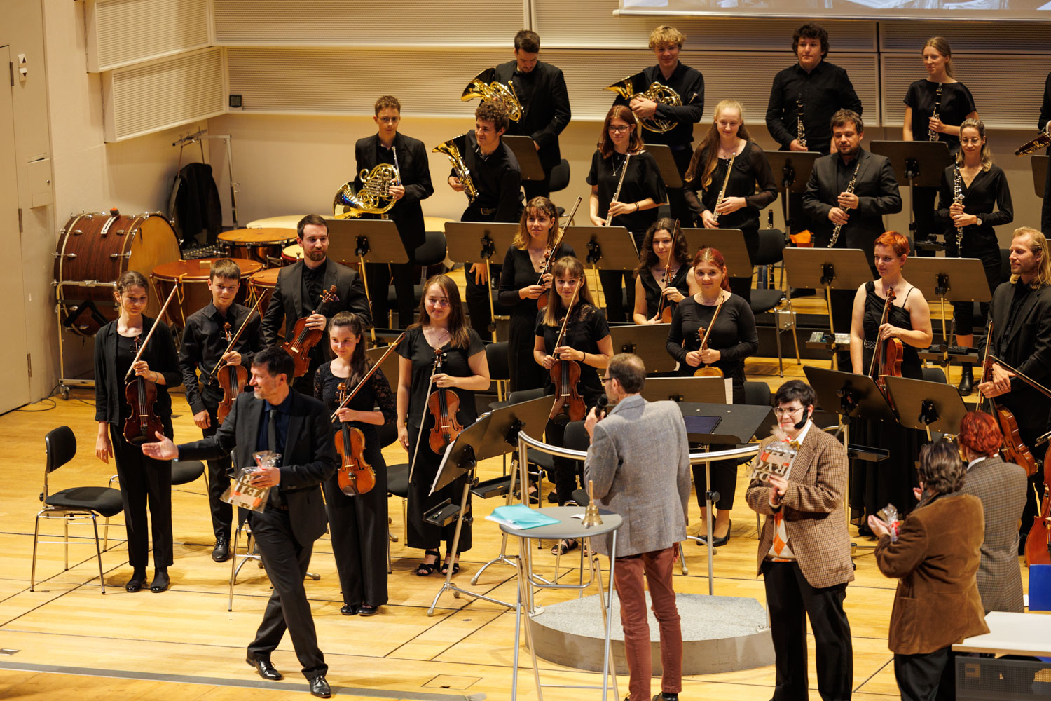 … an das Orchester sowie den Dirigenten Simon Wenger