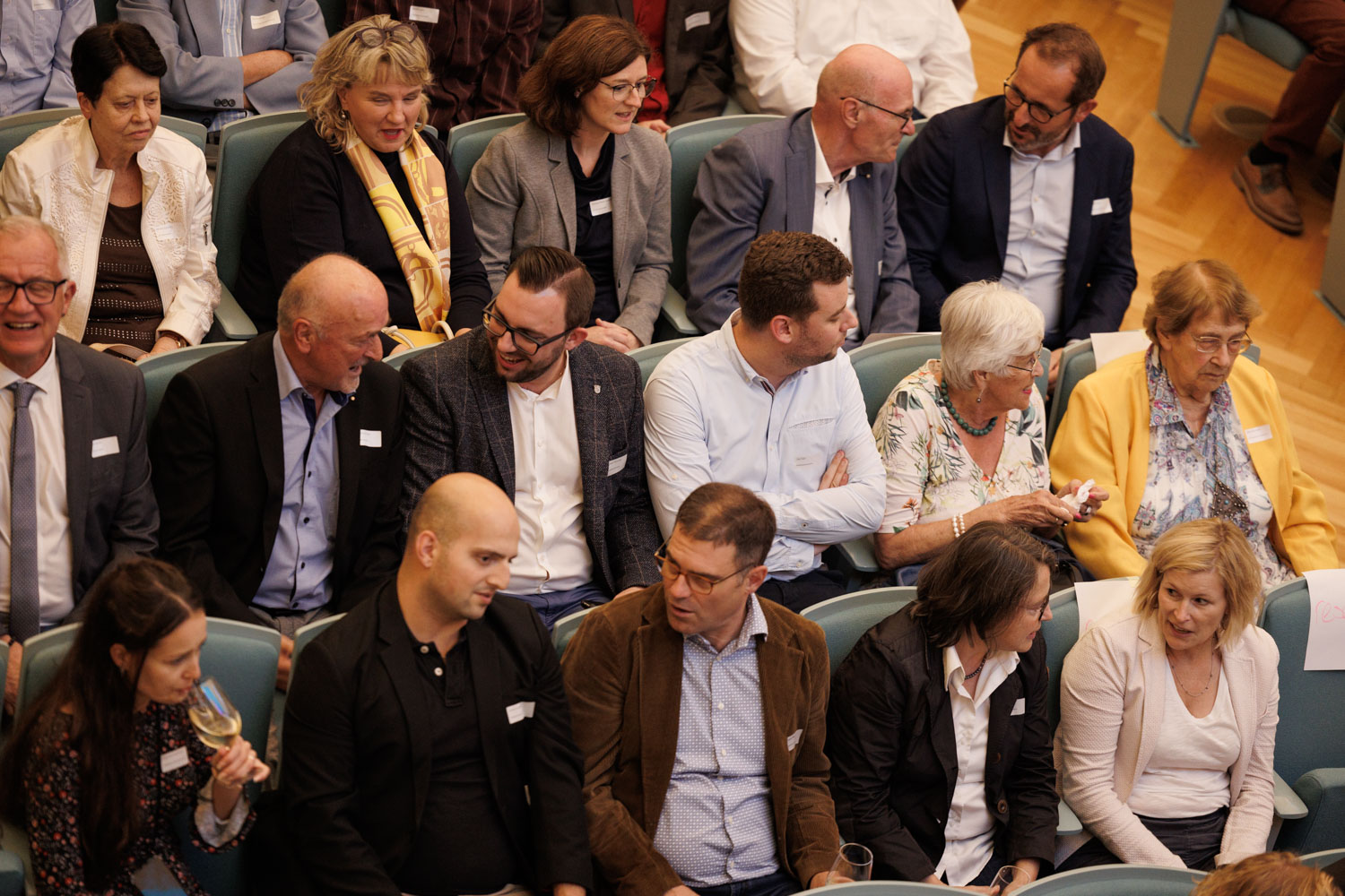 Die Ränge sind nun gut gefüllt. Hier nur aufgeführt, wer sonst nirgendwo erwähnt ist:
Oberste Reihe, dritte von links: Annina Meier (alt Gemeinderätin FDP).
Unterste Reihe, erste von links: Alexandra Stadelmann (Präsidentin die Mitte Winterthur