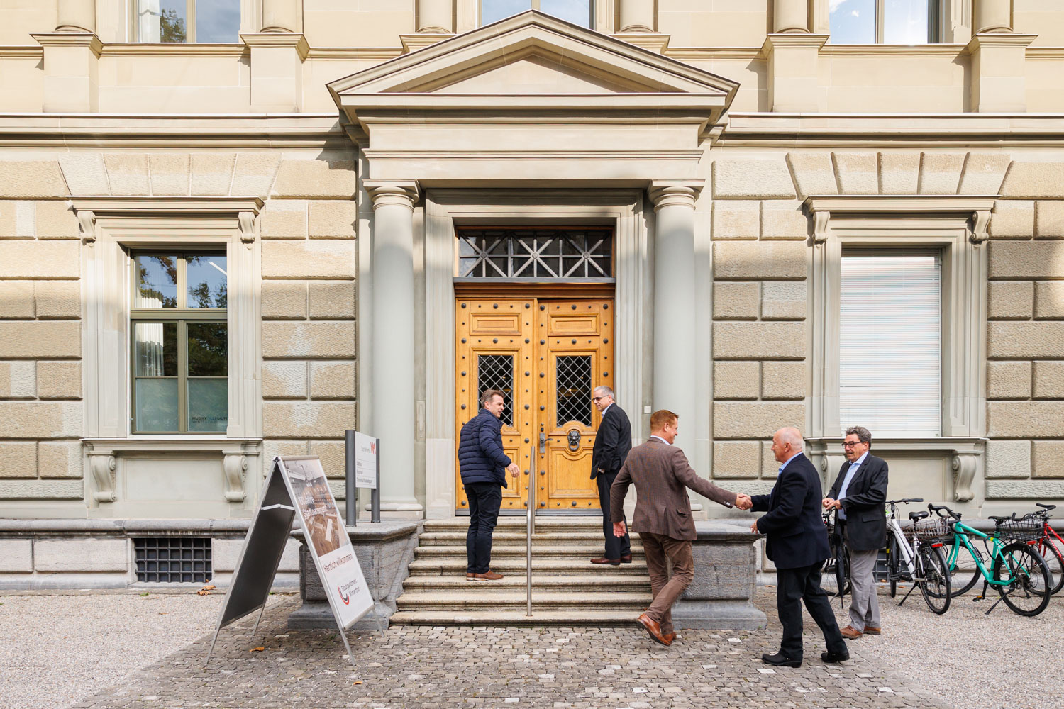 Eintreffen vor dem Eingang: Michael Gross (Stadtparlamentarier SVP), Daniel Oswald (Stadtparlamentarier und alt Gemeinderatspräsident SVP), Markus Wenger (alt Gemeinderatspräsident FDP), Ernst Bachmann (alt Gemeinderat SVP), Markus Böni (alt Gemeinderat SVP)