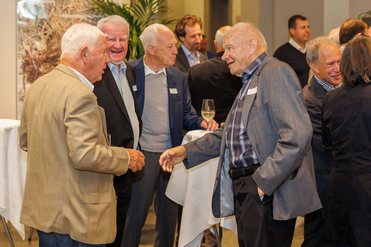 Handshake zur Begrüssung. Von links: André Frank (alt Gemeinderat CVP), Max Grünenfelder (alt Kantonsrat CVP), Hermann Weigold (alt Gemeinderatspräsident SVP), Ernst Bühler (alt Gemeinderatspräsident SP)