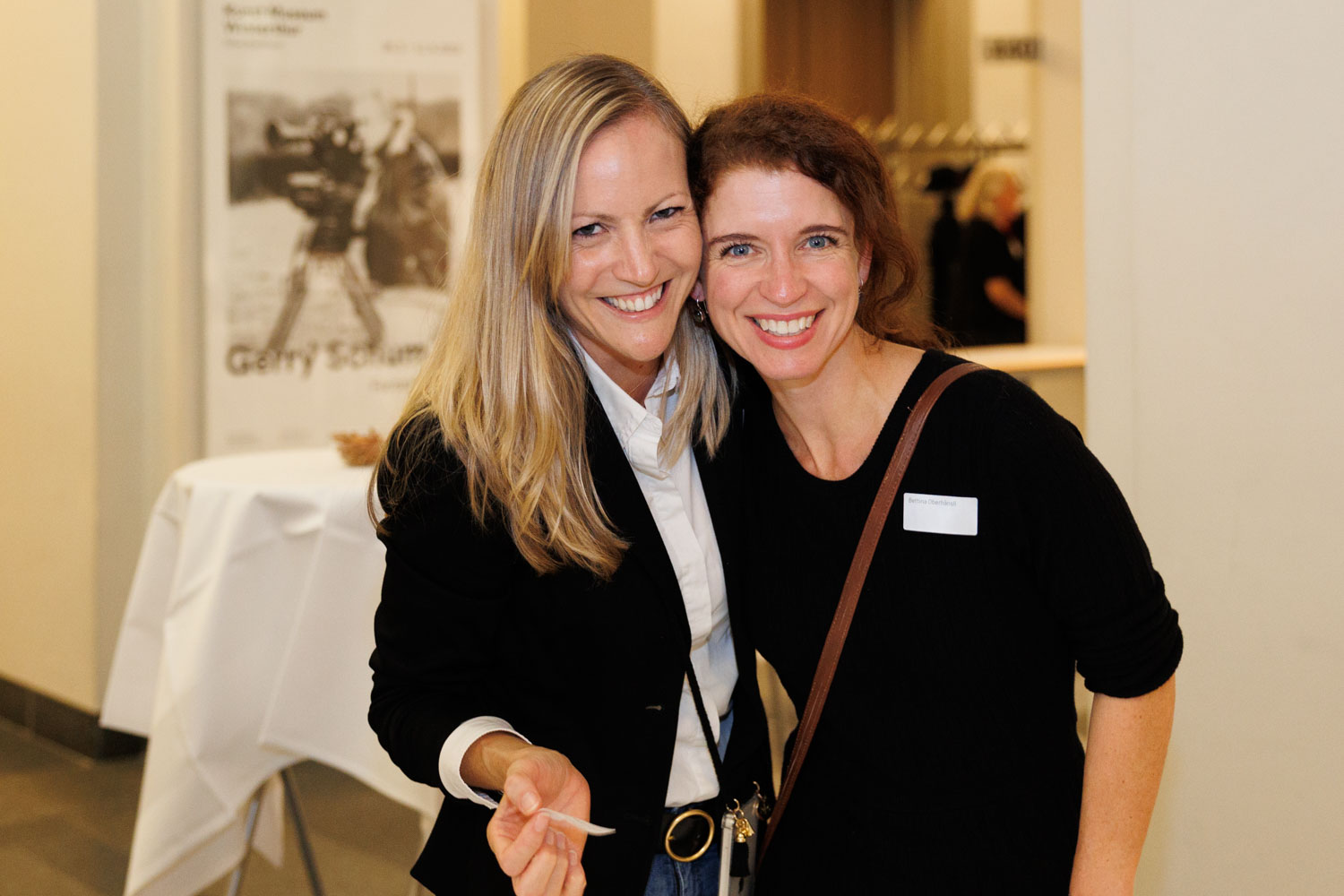 Die tatkräftigen Helferinnen von der Eventorganisation (Beluga Kommunikation): Julia Zink und Bettina Oberhänsli (rechts)