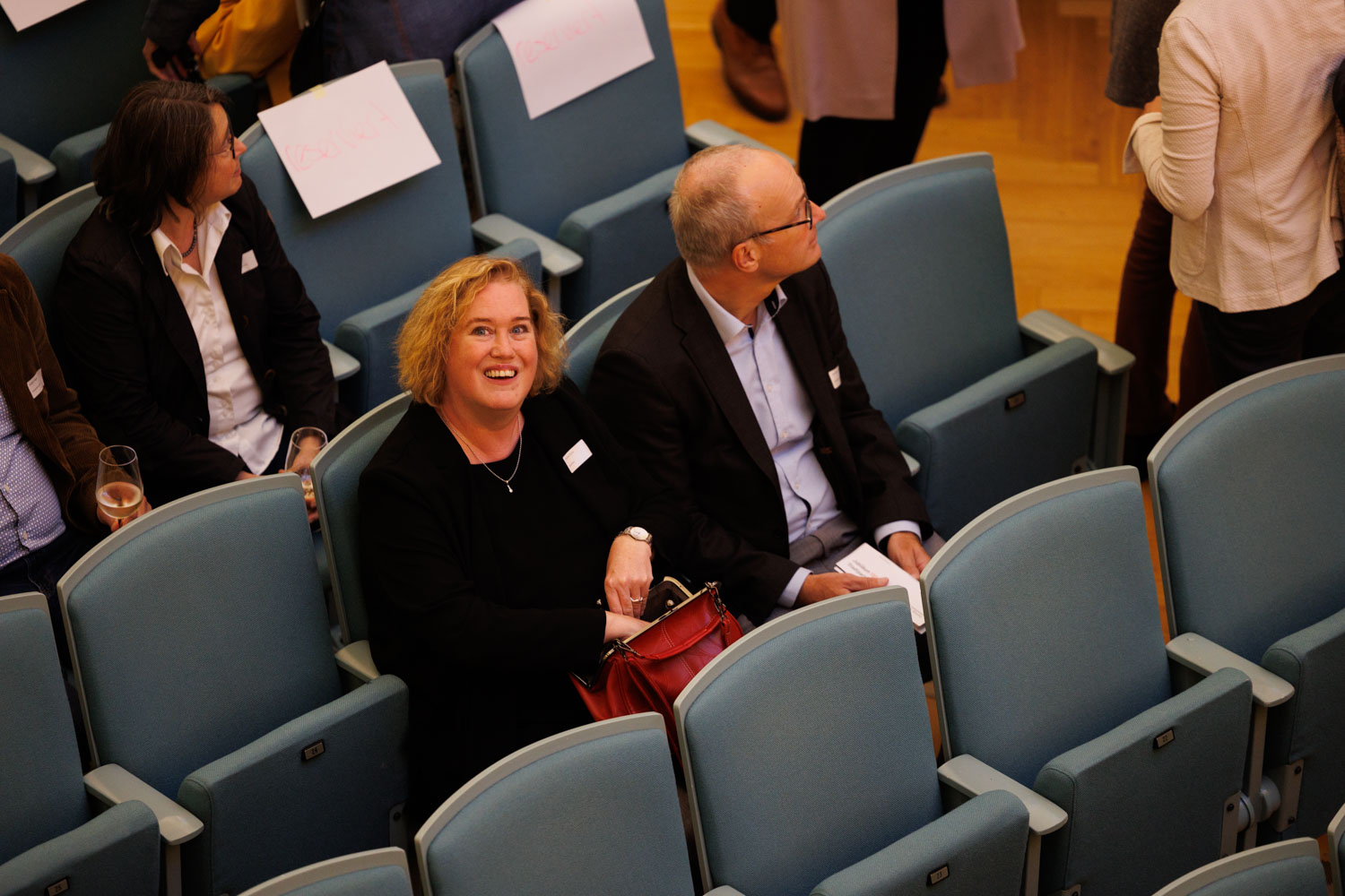 Erwartungsvoll, was da nun kommt: Christa Meier (Stadträtin und alt Gemeinderatspräsidentin SP), Ansgar Simon (Stadtschreiber) und hinten Annetta Steiner (Stadtparlamentarierin und alt Gemeinderatspräsidentin GLP)