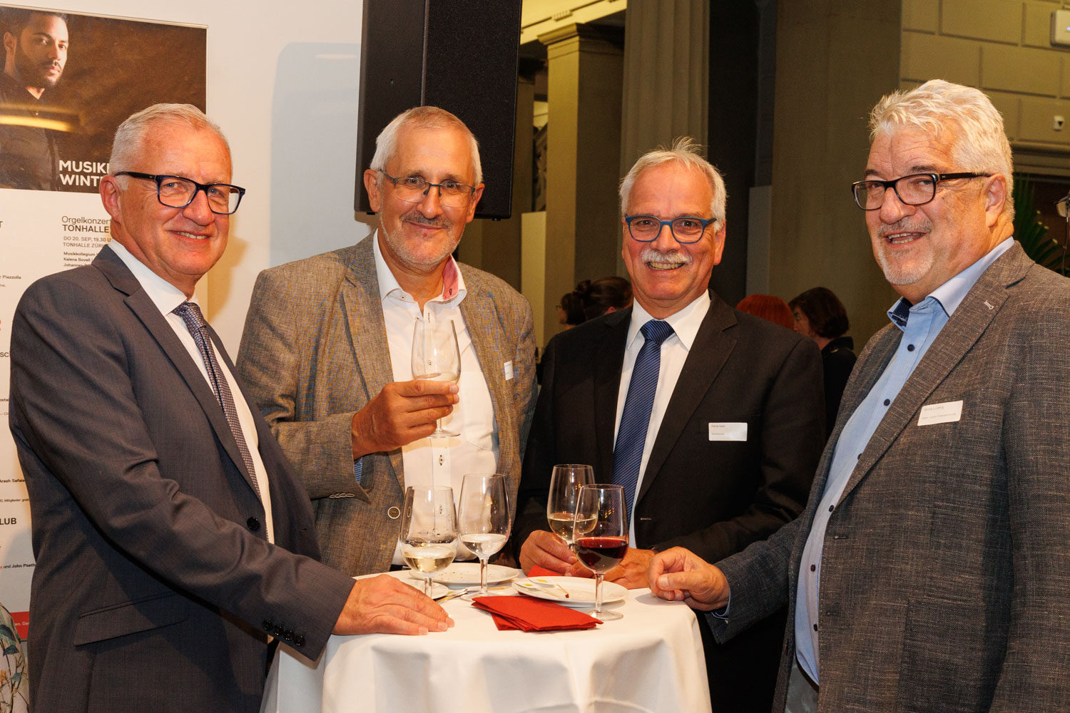 In bester Party-Stimmung, von links: Urs Mächler (alt Gemeinderat EVP), Walter Bosshard (ehem. stv. Stadtschreiber), René Isler (Kantonsrat SVP), Georg Ludwig (ehem. Leiter Finanzkontrolle)