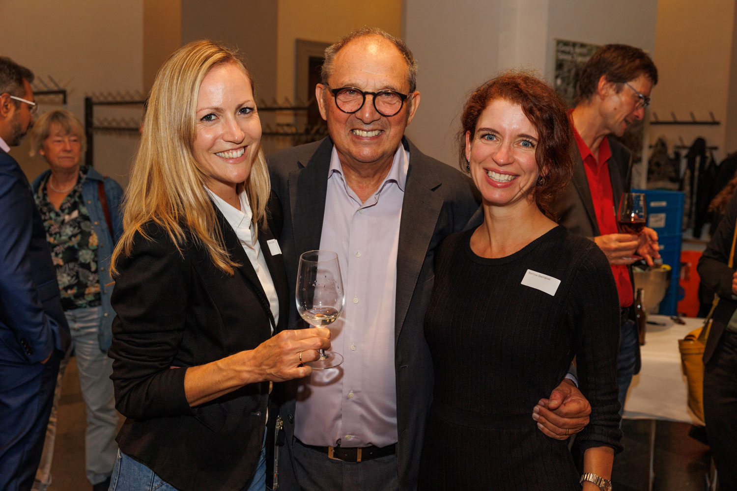 Beni Thurnheer (mitte, Moderation), flankiert von Julia Zink (links) und Bettina Oberhänsli (rechts) von der Beluga Kommunikation (Eventorganisation)