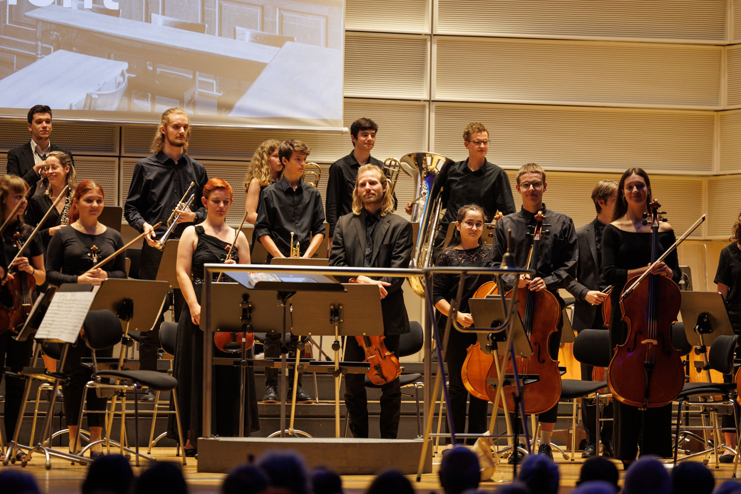 Mit grossem Applaus werden Musik, Schauspielerinnen und Moderator verabschiedet. Es ist Zeit für den gemütlichen Teil des Abends