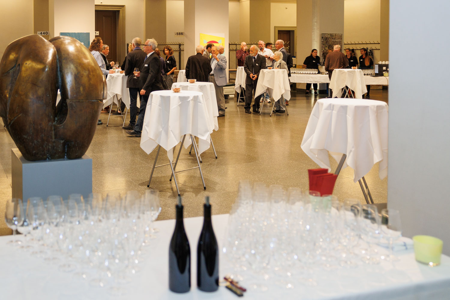 Stadthaus Foyer mit erstem Getränkebuffet