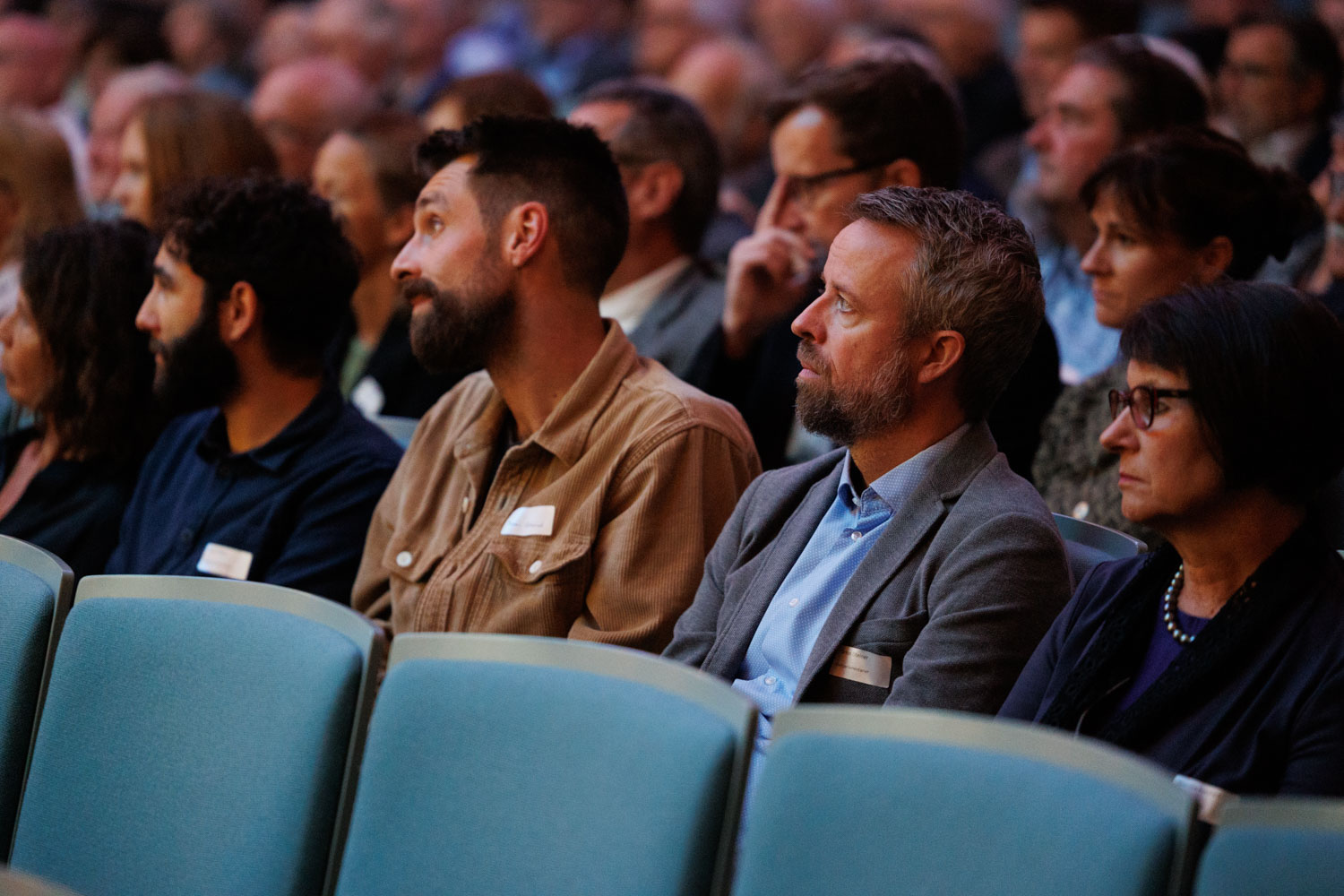 Gespannt verfolgen das Geschehen (von links): Selim Gfeller, Thomi Gschwind, Markus Steiner (alle Stadtparlamentarier SP), Beatrice Bosshard (alt Gemeinderätin SP)