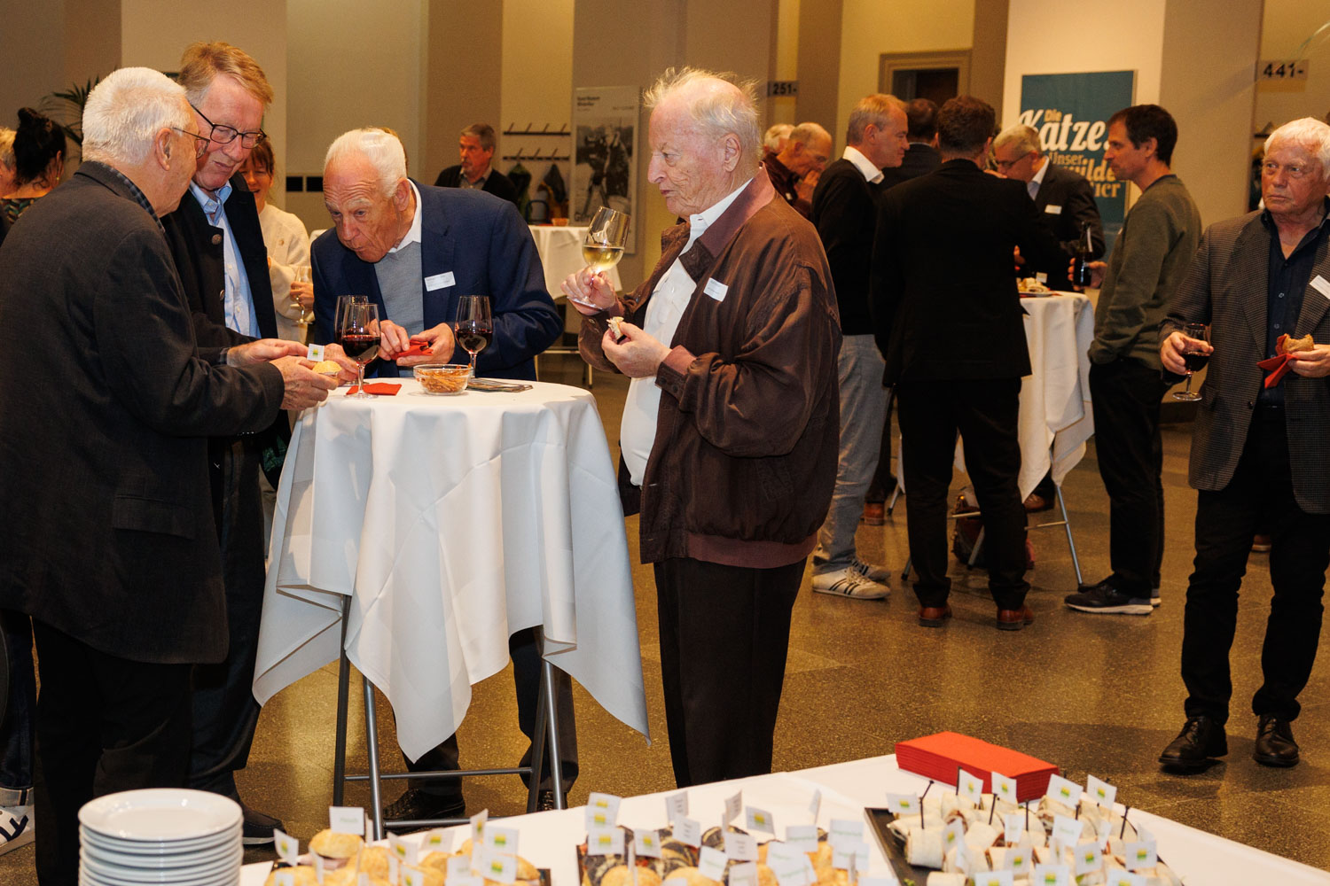 Am Stehtisch beim Kosten der Häppchen, von links: Richard Eichenberger (alt Gemeinderatspräsident FDP), Fredy M. Isler (alt Gemeinderat FDP), Hermann Weigold (alt Kantonsrat und alt Gemeinderatspräsident SVP), Karl Briner (alt Gemeinderat SVP). Am rechten Bildrand mit dem Glas in der Hand: Heinz Bächinger (alt Gemeinderatspräsident SP)