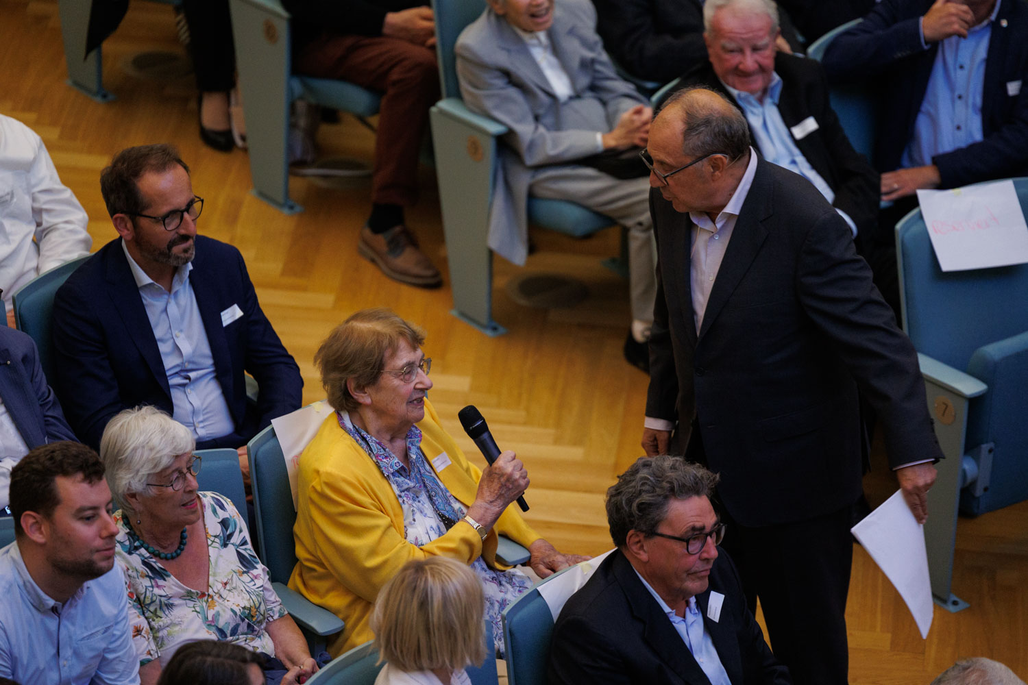 Letzte Sequenz mit Fragen von Beni Thurneer an noch lebende Zeitzeugen. Am Mikrofon zuerst Sybill Kindlimann (eine der beiden erstmals gewählten Frauen und erste Gemeinderatspräsidentin FDP). Links von ihr Ruth Werren (ebenfalls alt Gemeinderatspräsidentin FDP)
