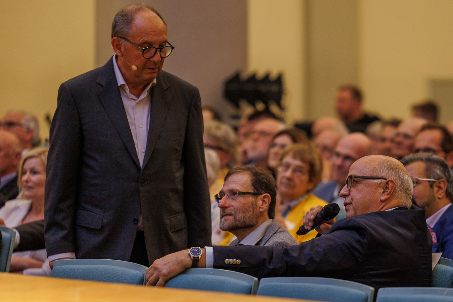 Schliesslich auch noch am Mikrofon: Peter Rütimann (alt Gemeinderatspräsident FDP). Links von ihm Reto Diener (Parlamentspräsident Grüne)