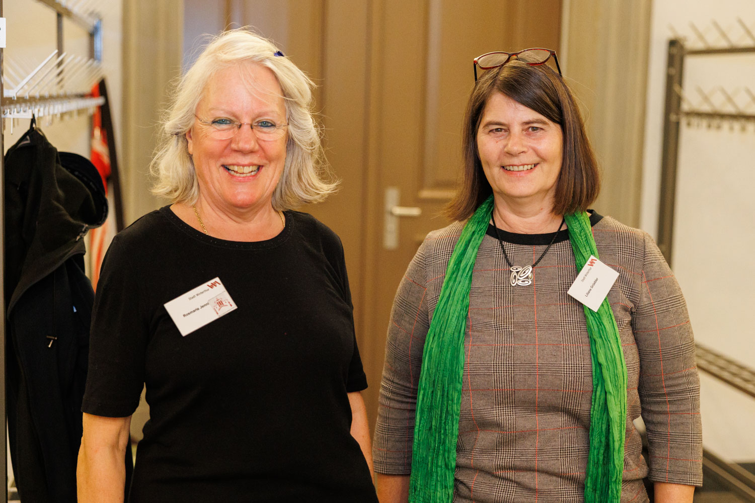 Rosmarie Jenni und Liliane Gruebler (Garderobe)