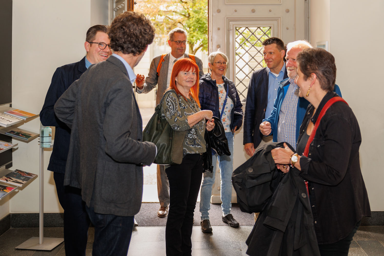 Eintreffen im Eingang (von links): Florian Meier (Kantonsrat Grüne), Nicolas Galladé (Stadtrat SP), Urs Glättli (Kantonsrat GLP), Renate Dürr (Stadtparlamentarierin Grüne), Ursula Lenherr Dolsky (alt Gemeinderätin CVP), Christian Ulrich (alt Gemeinderat SP), Walter Langhard (alt Gemeinderatspräsident, SVP), Gabriela Milicevic-Decker (alt Gemeinderätin Grüne)