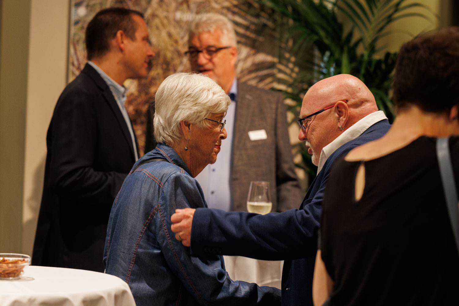 «Ja gibt es denn das?» scheinen sich Ruth Werren (alt Gemeinderatspräsidentin FDP) und Markus Läderach (alt Gemeinderat EVP, jetzt die Mitte) zu sagen