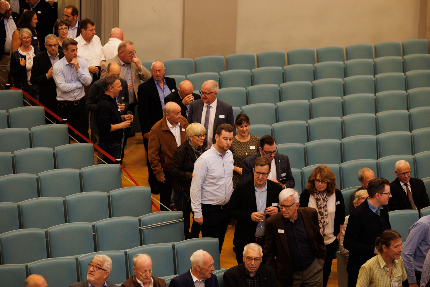 Immer mehr Gäste strömen in den Saal